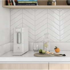Purificador de Água Refrigerado Electrolux Compato Pure PE12B Branco Bivolt