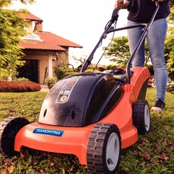 Cortador de Grama Elétrico 1.300W com Cesto Coletor 18L Tramontina CE35P Laranja