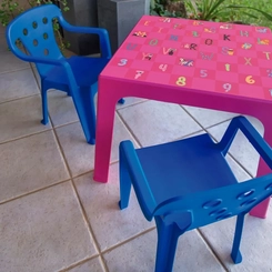 Mesa Infantil de Plástico Mor Kids Quadrada Rosa