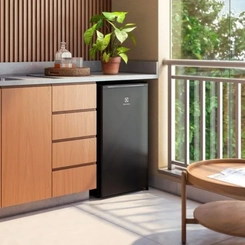 Frigobar 1 Porta 90L Cycle Defrost Electrolux Efficient EM90B Preto